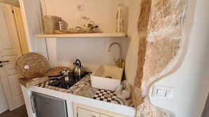 Kühlschrank, Mikrowelle, Herdplatte, Wasserkocher mit Kaffee-/Teezubehör