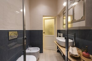 Apartamento luxo | Banheiro | Chuveiro, secador de cabelo, bidê, toalhas de banho