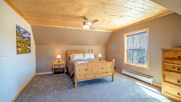 3 bedrooms, desk, iron/ironing board, WiFi (free)