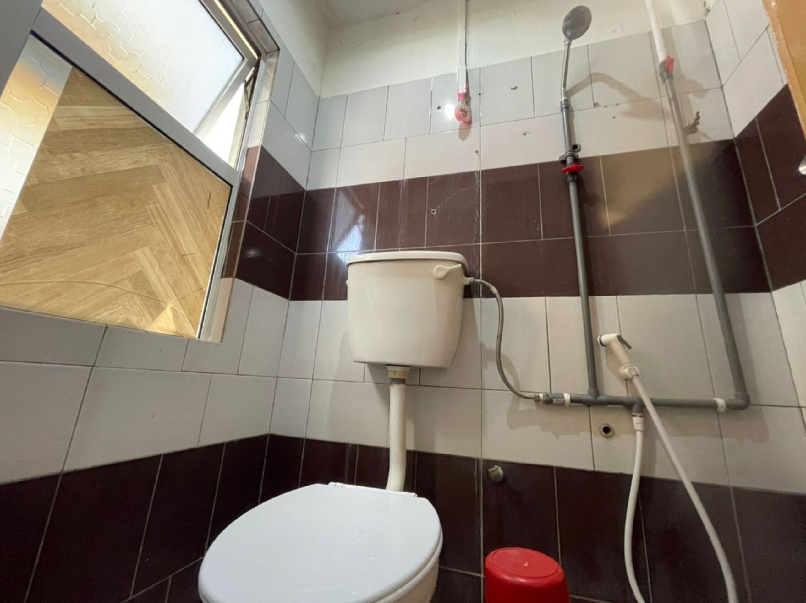 deluxe double room, 1 queen bed | bathroom | shower, towels