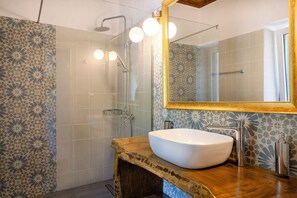 Badewanne, Haartrockner, Handtücher