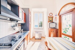 Refrigerador, horno, tostadora y utensilios de cocina