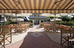 Terrace/patio - Hotel Losanna (Cervia)