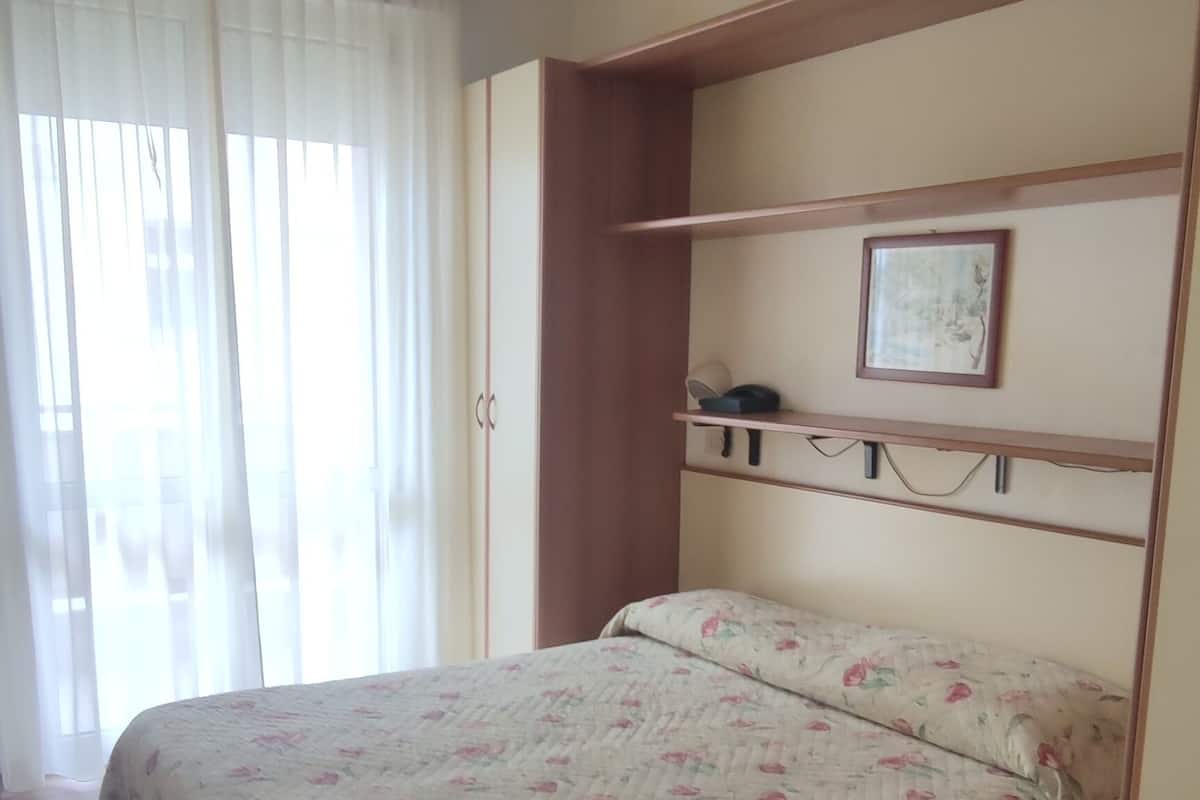 Standaard kamer, 1 twee- of 2 eenpersoonsbedden | Een kluis op de kamer, een bureau, wifi, beddengoed