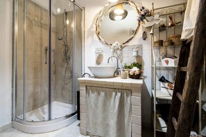 Dusche, Haartrockner, Bidet, Handtücher