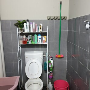 标准单人房 | 浴室 | 淋浴设施、毛巾