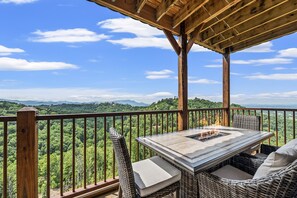 Outdoor dining - 5 BEDROOM LOG CABIN IN PIGEON FORGE. TWO HOT TUBS. GAME ROOM. VIEW! (Sevierville)