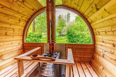 Narrowboat With Hot Tub, Spa, Cruising And More