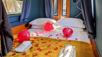 Cabin, 1 King Bed | 1 bedroom, iron/ironing board, free WiFi, bed sheets