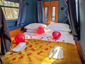 Cabin, 1 King Bed - Narrowboat With Hot Tub, Spa, Cruising And More (Doncaster)