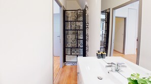 Dusche, Haartrockner, Handtücher, Seife