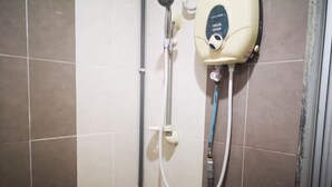 Doccia con soffione a mano, pannello di controllo a parete e flessibile.
