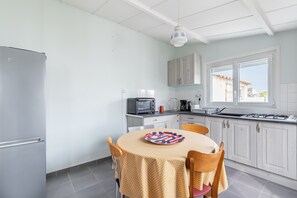 Jääkaappi, mikroaaltouuni, uuni, kahvin-/teenkeitin