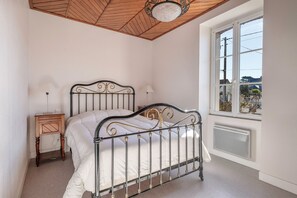 6 bedrooms, iron/ironing board, free WiFi