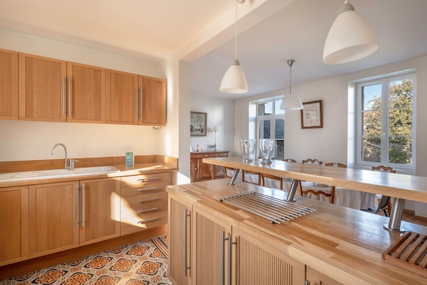 冷蔵庫、電子レンジ、オーブン、食器洗い機