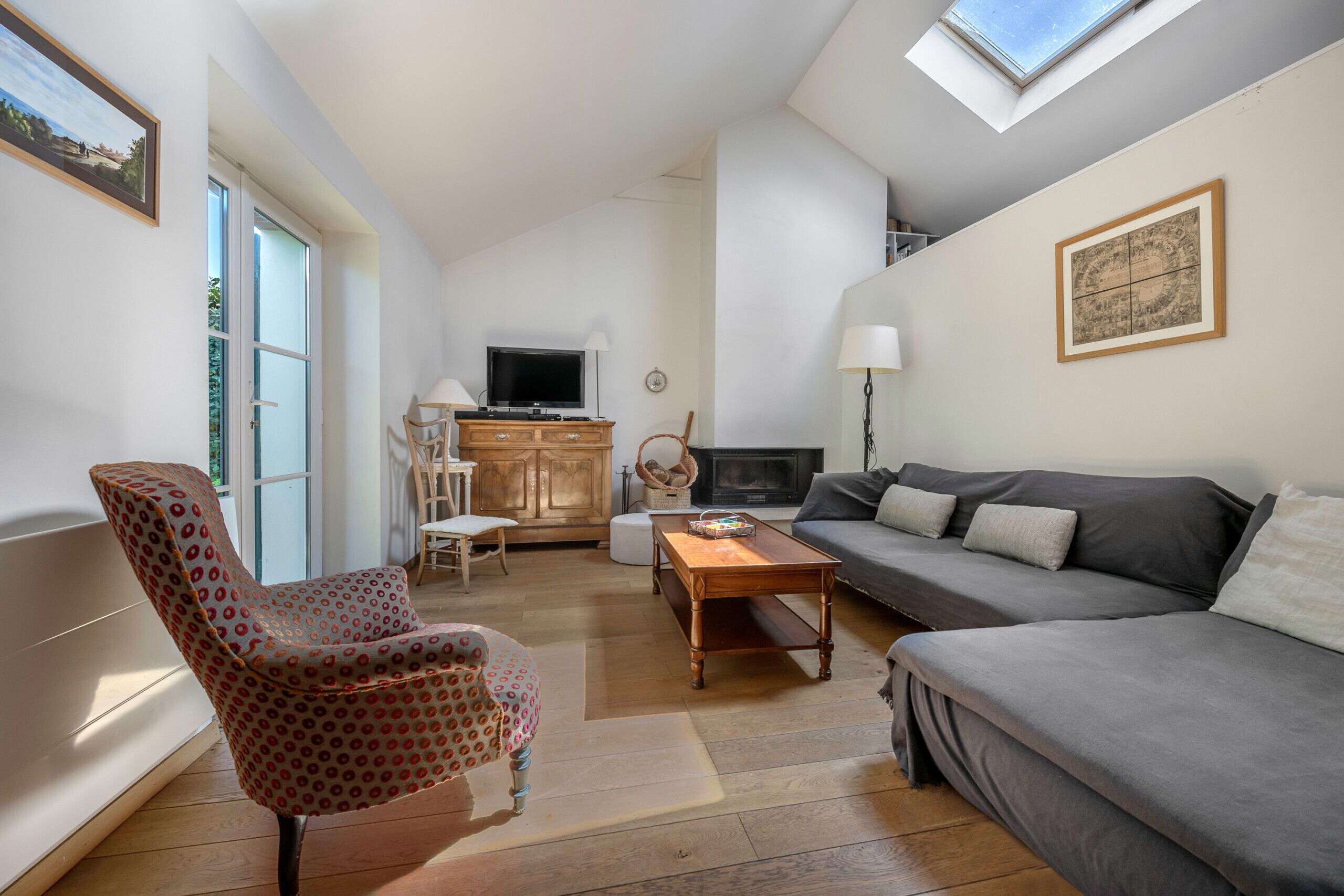 Televisio, takka, DVD-soitin