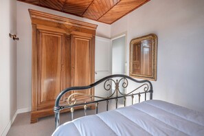 6 室のベッドルーム、アイロン / アイロン台、WiFi (無料)