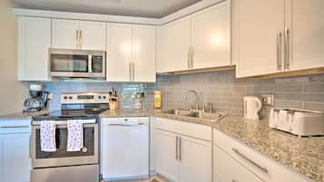 Fridge, microwave, stovetop, dishwasher