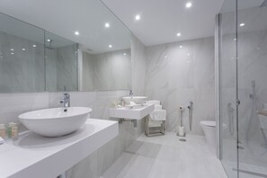 Deluxe appartement, 3 slaapkamers, uitzicht op de stad | Badkamer | Een bad, handdoeken