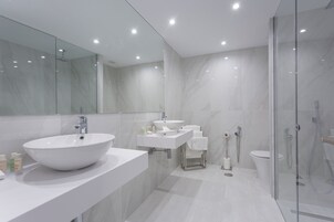 Deluxe appartement, 3 slaapkamers, uitzicht op stad | Badkamer | Een bad, handdoeken