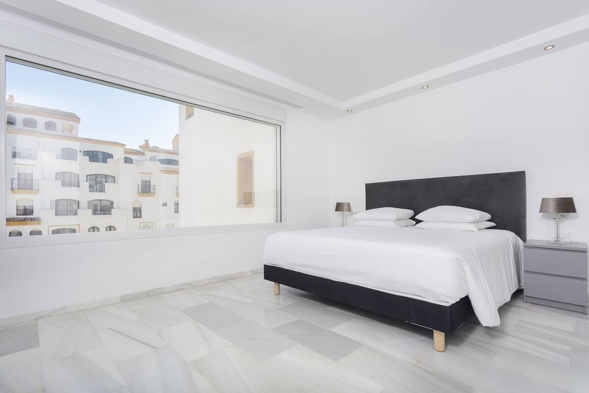 Caja fuerte, tabla de planchar con plancha, wifi gratis y ropa de cama
