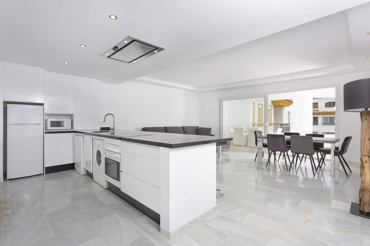 Fridge, microwave, oven, coffee/tea maker
