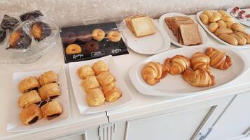 Colazione a buffet, servita tutte le mattine (22 EUR a persona)
