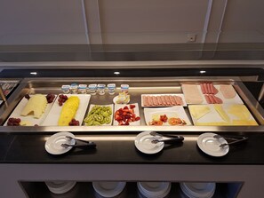 Tägliches Frühstücksbuffet gegen Gebühr