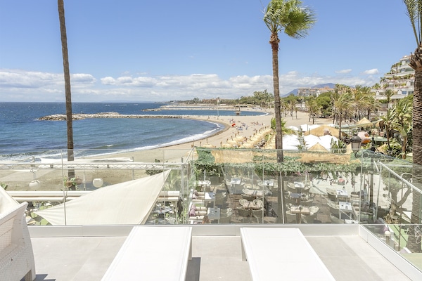 Een kluis op de kamer, een strijkplank/strijkijzer, gratis wifi