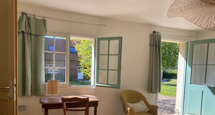 La Maison des petites BruyĂšres, dans la prairie de Varengeville