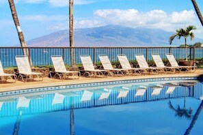 Una piscina al aire libre, una piscina climatizada