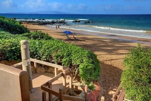 Sulla spiaggia, lettini da mare, teli da spiaggia