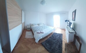 Appartement, 2 grands lits | 2 chambres, fer et planche à repasser, Wi-Fi gratuit, draps fournis