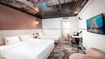 Superior Triple Room | Seprai antialergi, brankas, meja kerja, dan ruang kerja ramah laptop