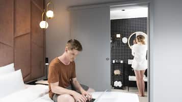 Panorama Limited Suite | Baño | Amenidades de baño ecológicas, secadora de cabello, batas, toallas