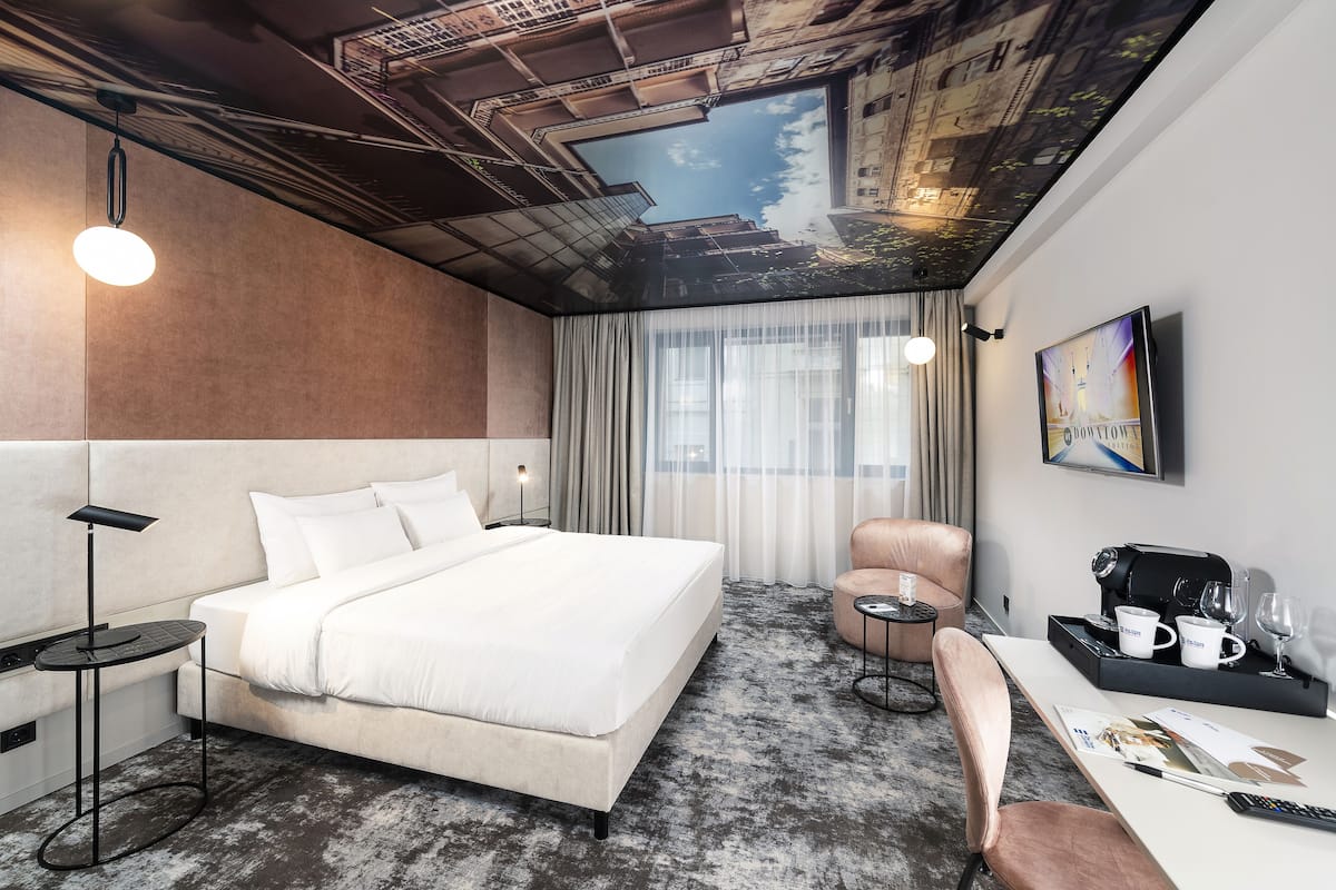 Hypo-allergenic bedding, in-room safe, desk, laptop workspace