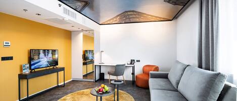 Limited Suite | Vardagsrum | 43-tums smart-tv med satellitkanaler, tv och Netflix