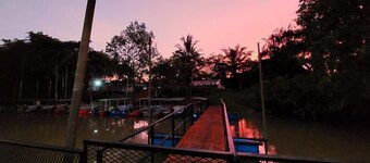 OYO Home 90515 Rin Rakit Water Hut