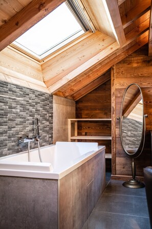 Badewanne, kostenlose Toilettenartikel, Haartrockner, Bademäntel