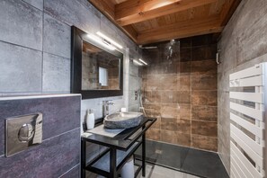 Baignoire, articles de toilette gratuits, sèche-cheveux, peignoirs
