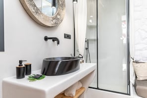 Ensemble baignoire-douche, bidet