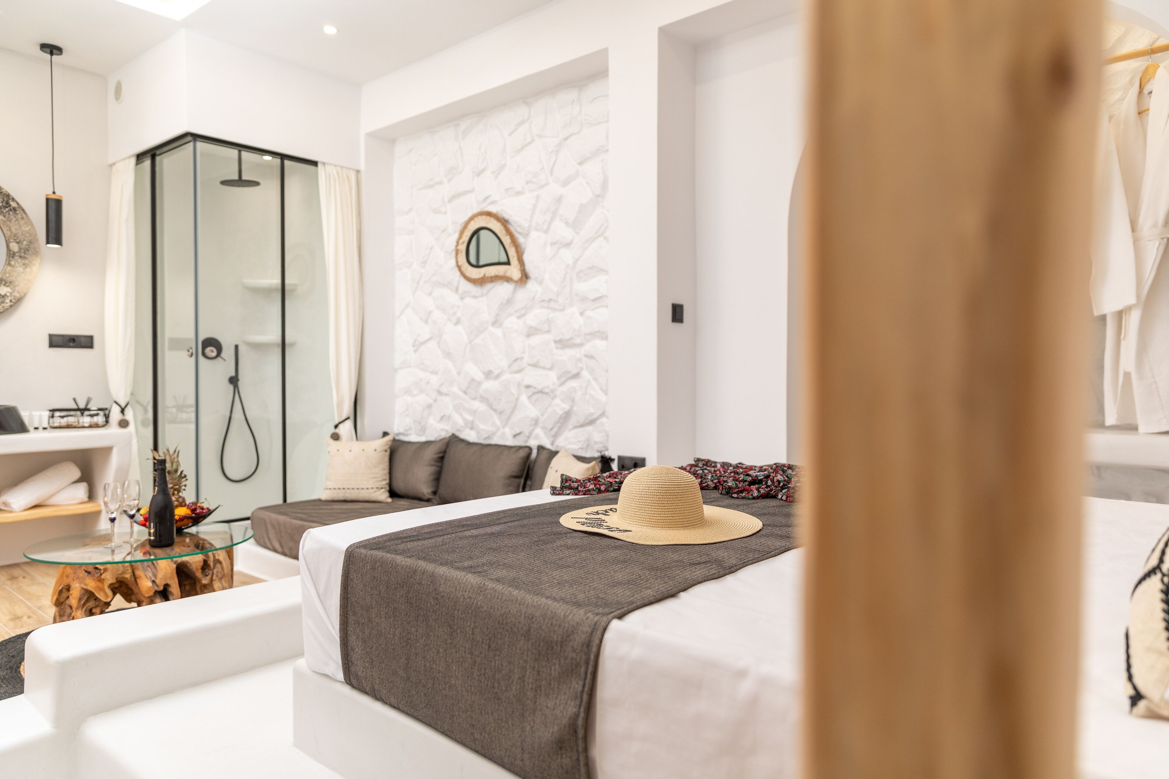 1 bedroom, desk, WiFi