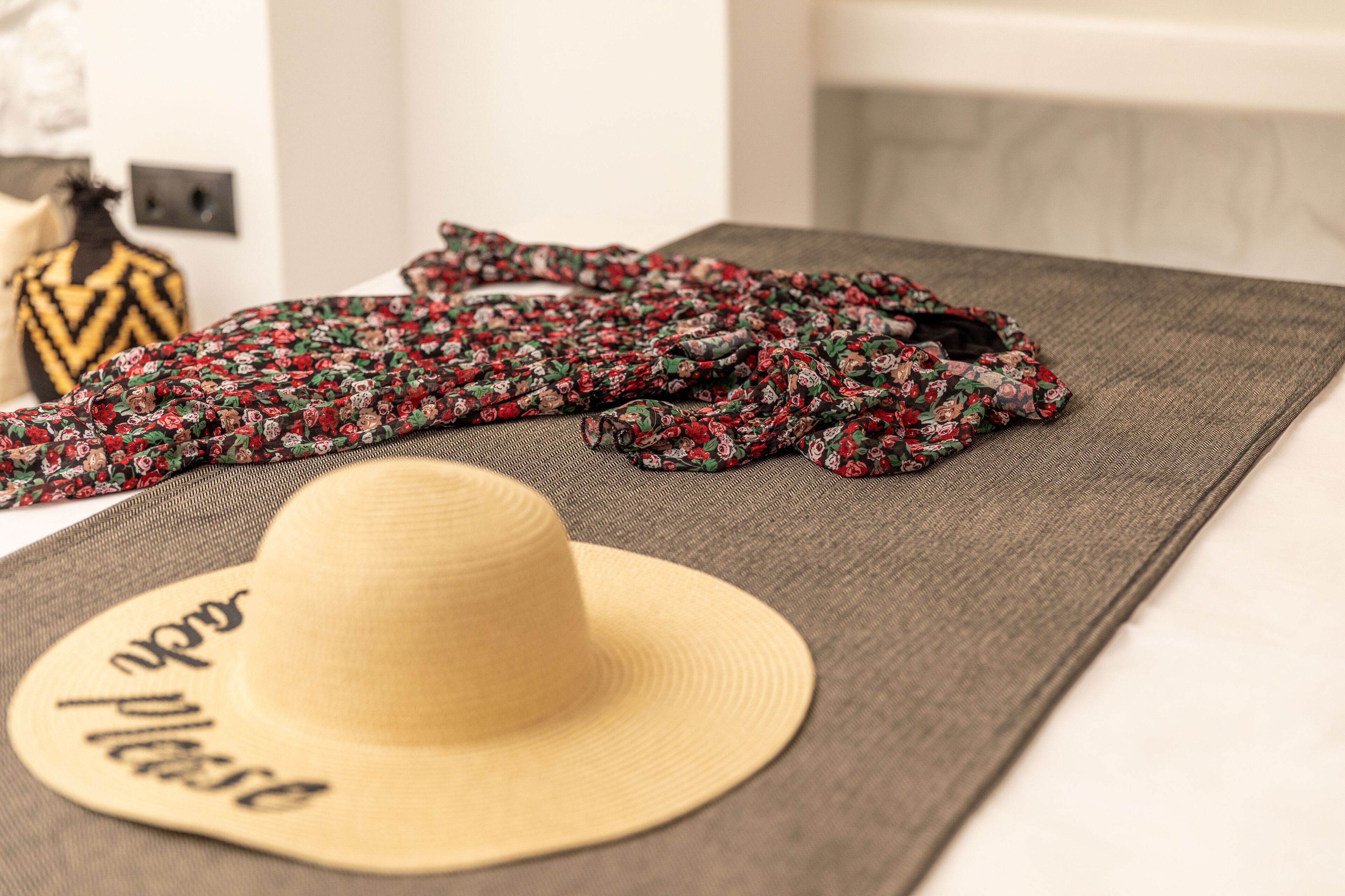 1 bedroom, desk, WiFi