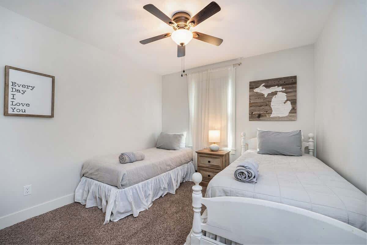 5 bedrooms, iron/ironing board, free WiFi, bed sheets