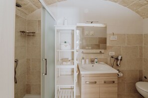 Regadera, secadora de cabello, bidet, toallas 