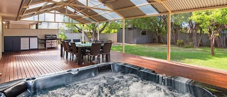 تناول الطعام بالخارج