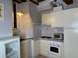 Frigorífico, horno, placa de cocina y cafetera o tetera