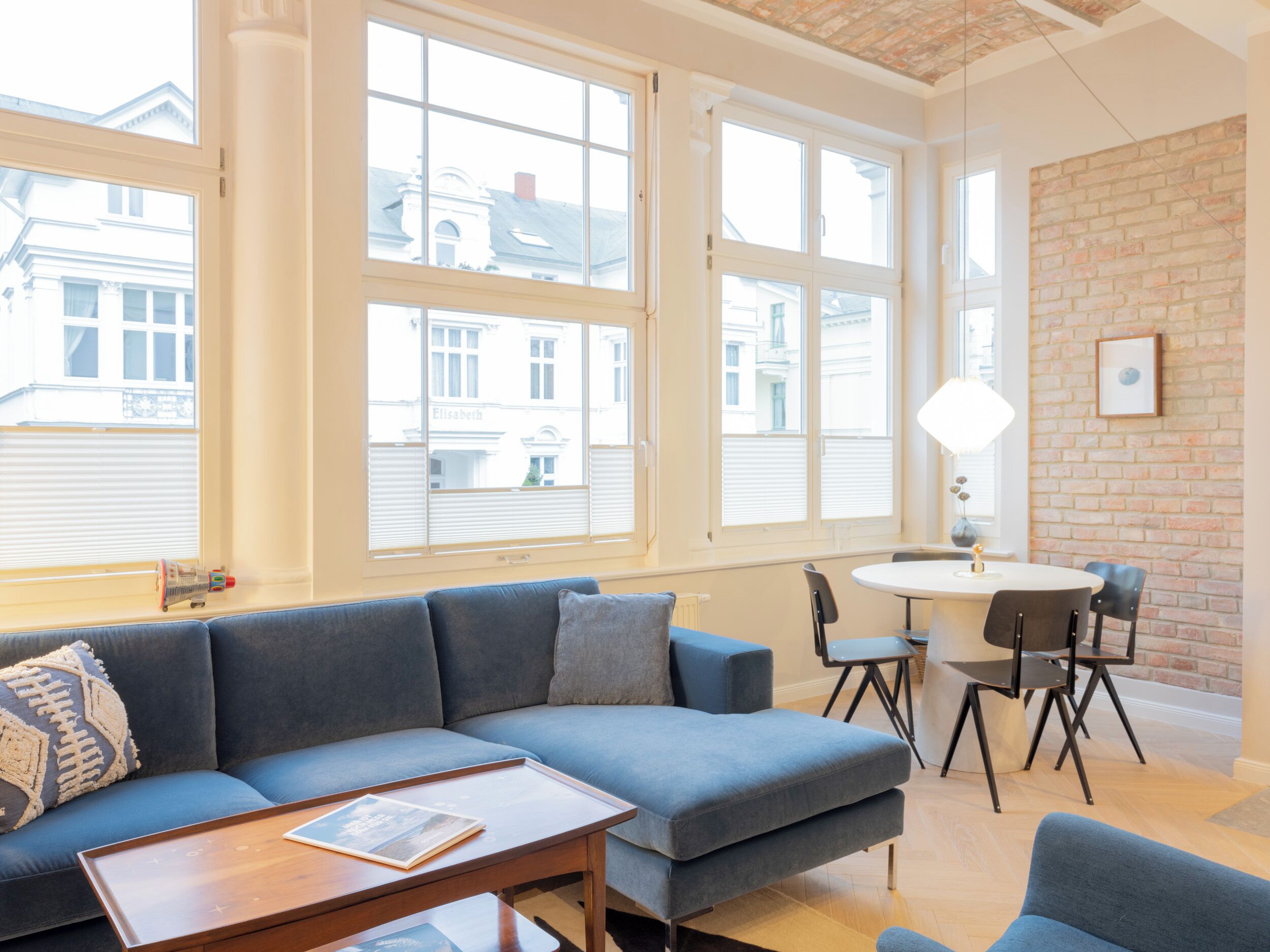 Deluxe 2-bedroom apartment with balcony - No. 4 | 起居區 | 55-吋平面電視、 有線頻道、電視