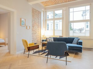 Deluxe 2-bedroom apartment with balcony - No. 4 | Living area | 55-inch flat-screen TV with cable channels, TV - ​​​​​​​OSTKÜSTE - Villa Groth Design Apartments (Heringsdorf)