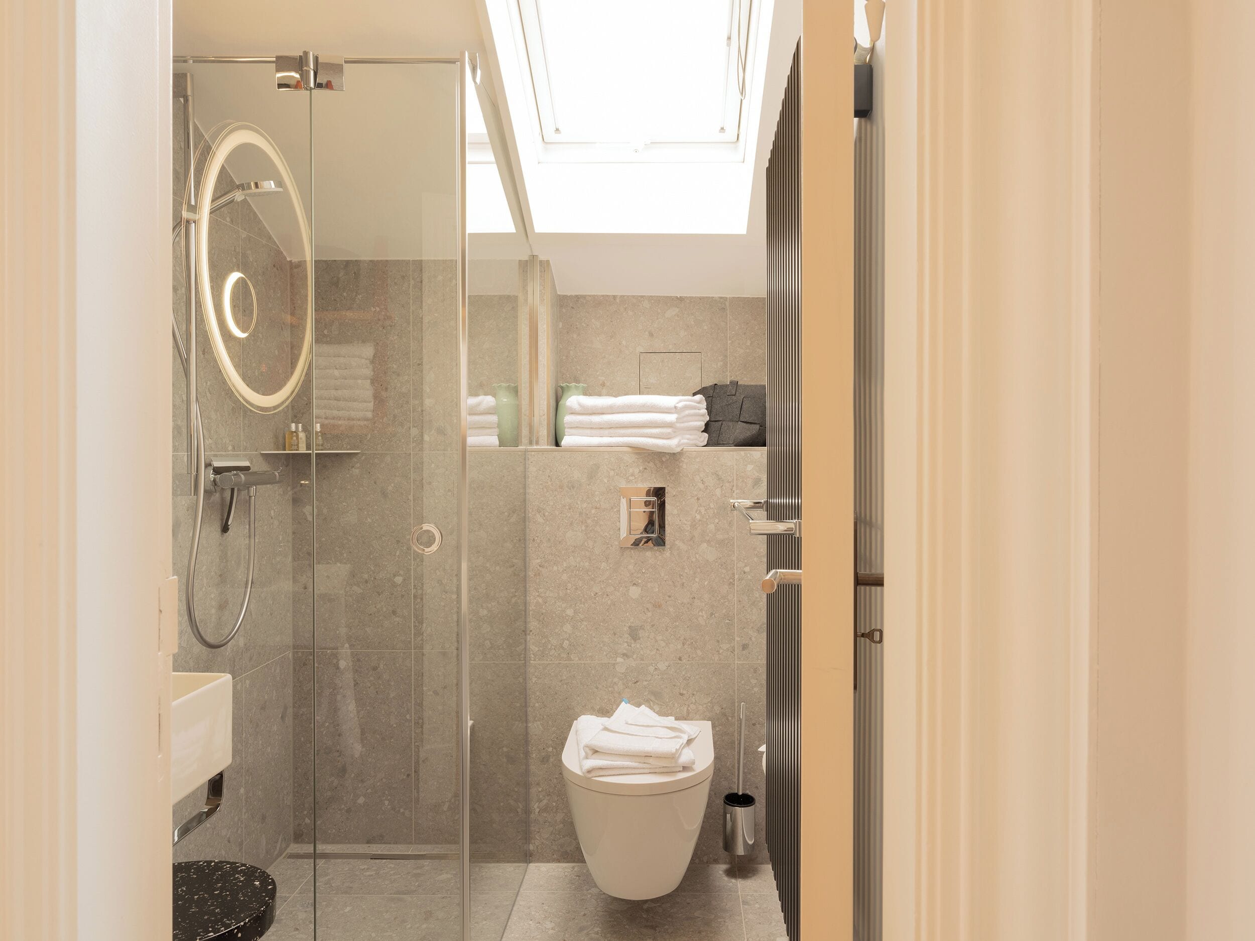 Ein modernes Badezimmer mit einer Duschkabine, einer Toilette und einem Waschbecken.